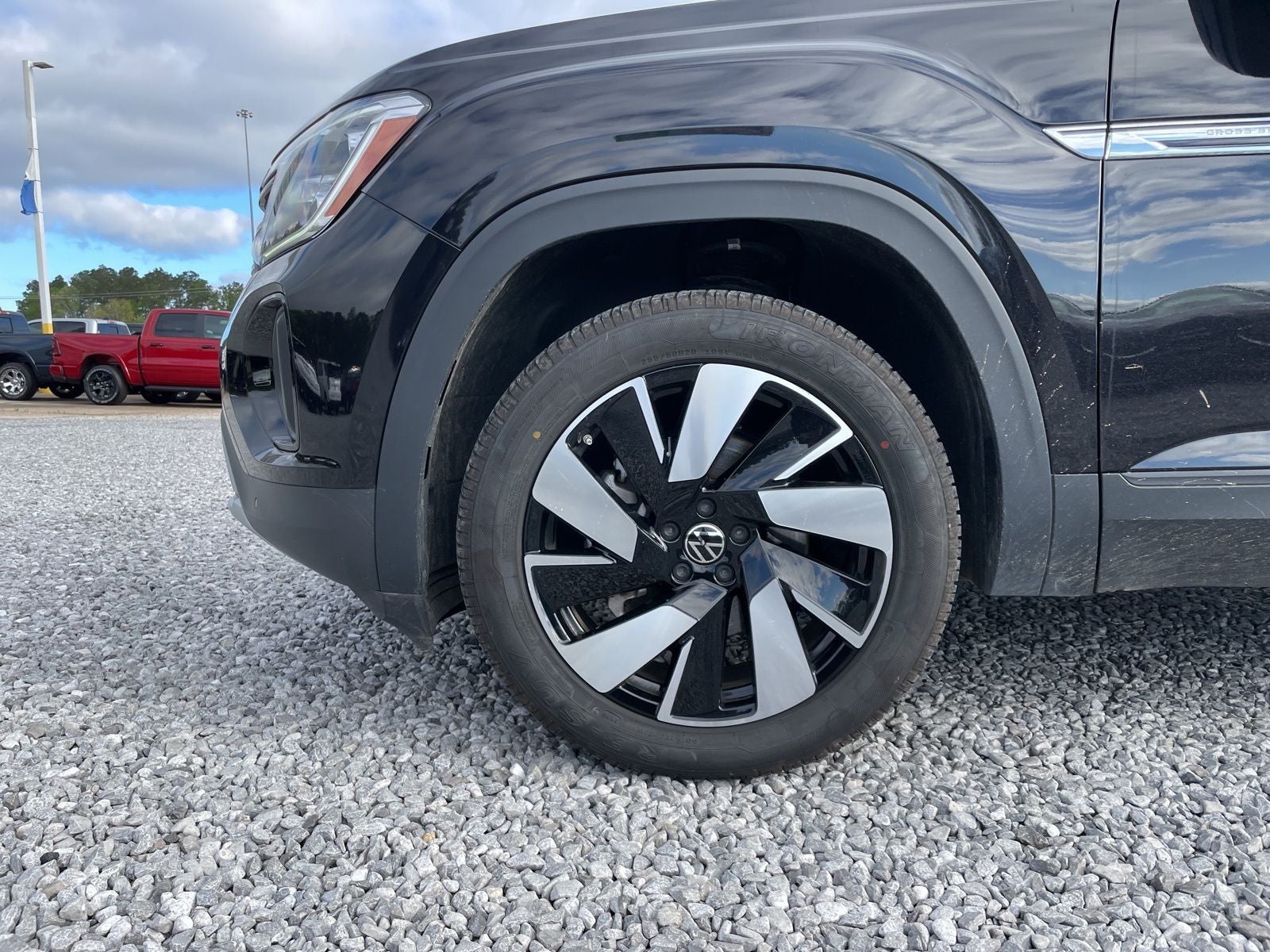 2025 Volkswagen Atlas Cross Sport 2.0T SE w/Technology